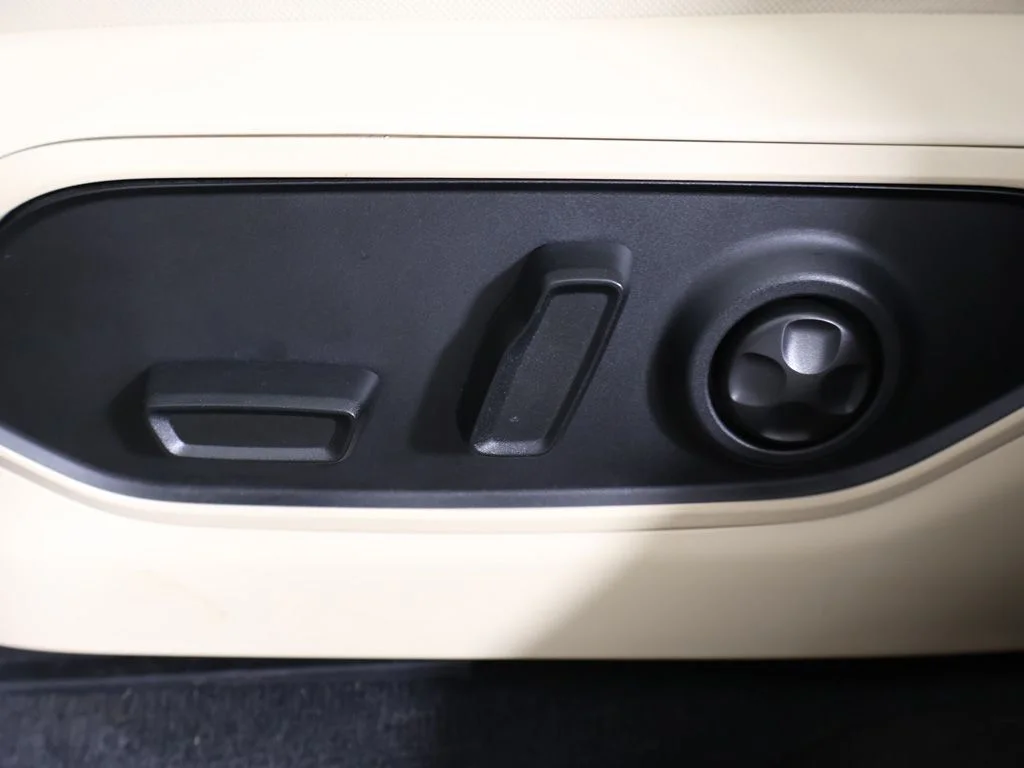 Used 2023 Silver Jeep Limited image 36