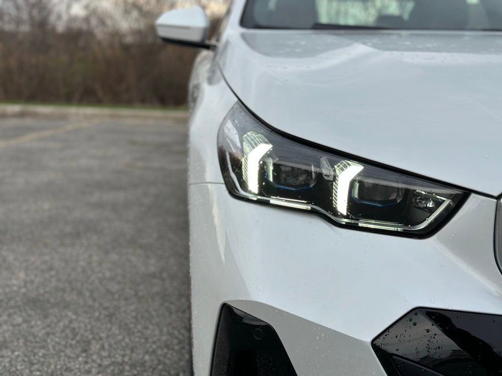 New 2026 Mineral White Metallic BMW 530i xDrive image 10