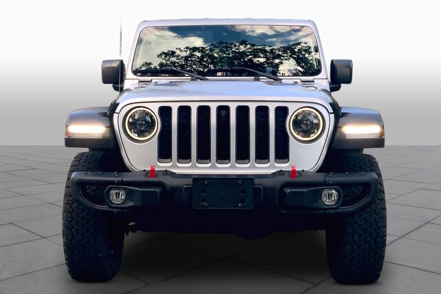 Used 2023 Silver Zynith Clearcoat Jeep Rubicon image 3