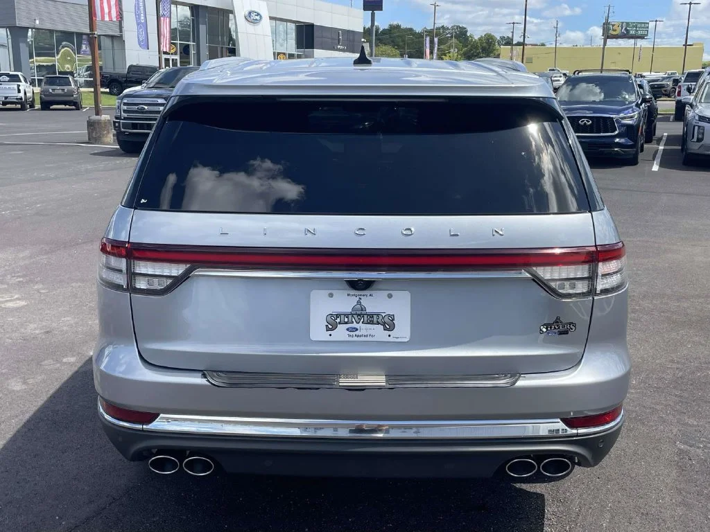 Used 2024 Silver Lincoln Premiere image 4