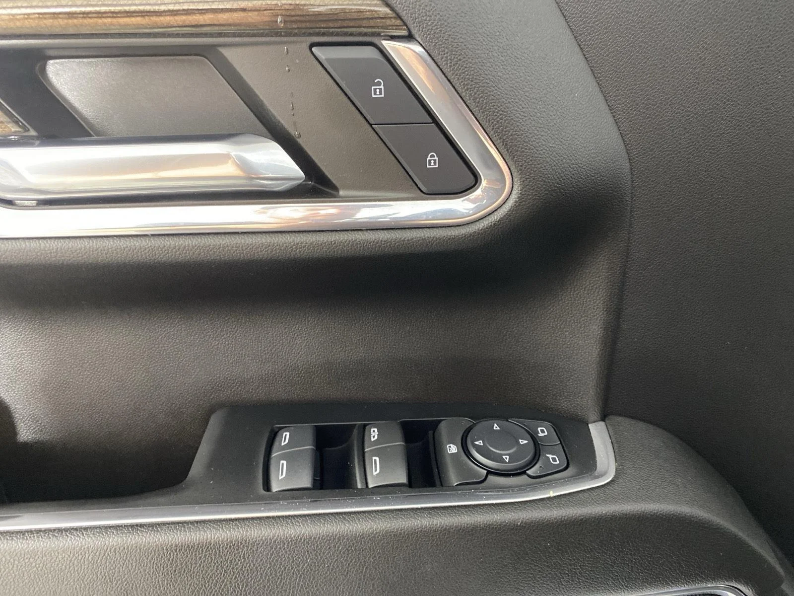 Used 2024 Summit White Chevrolet RST image 12