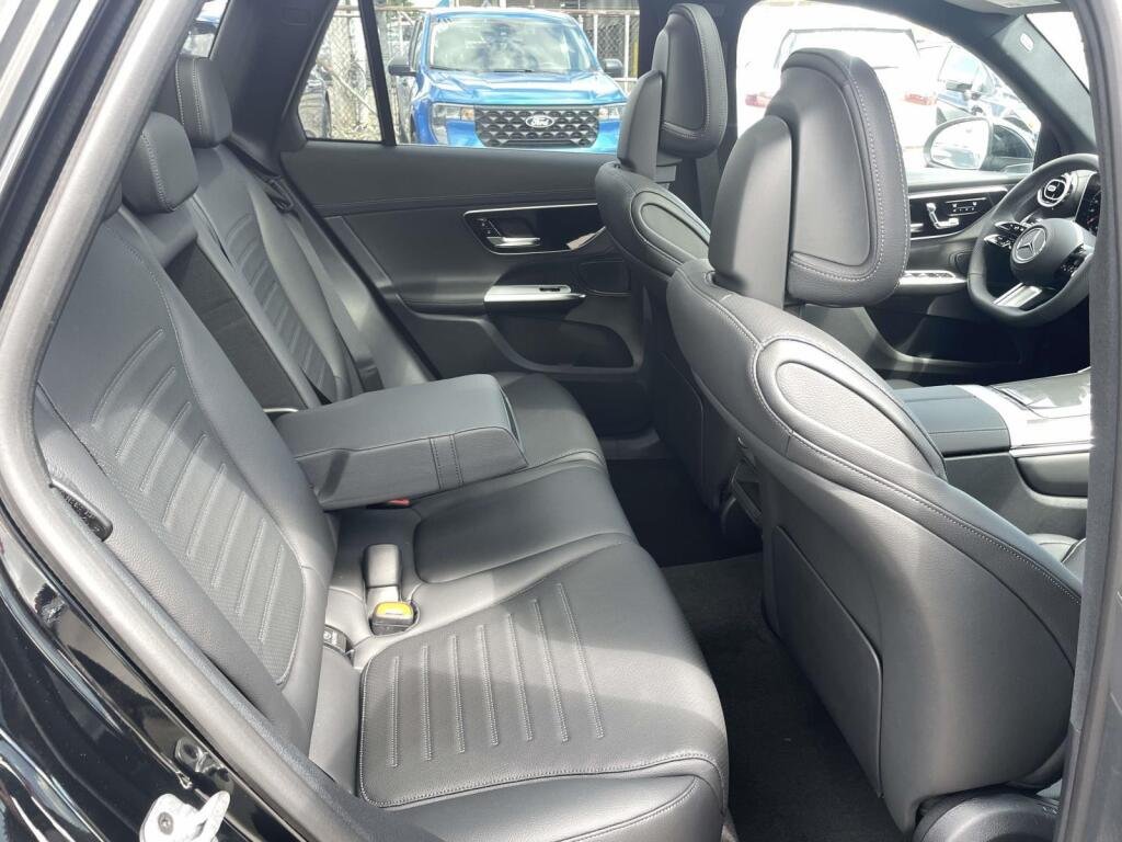 New 2026 2040/Black Mercedes-Benz GLC 300 image 22