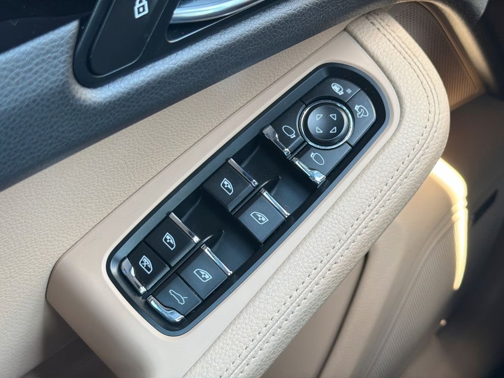 Used 2021  Porsche Base image 15