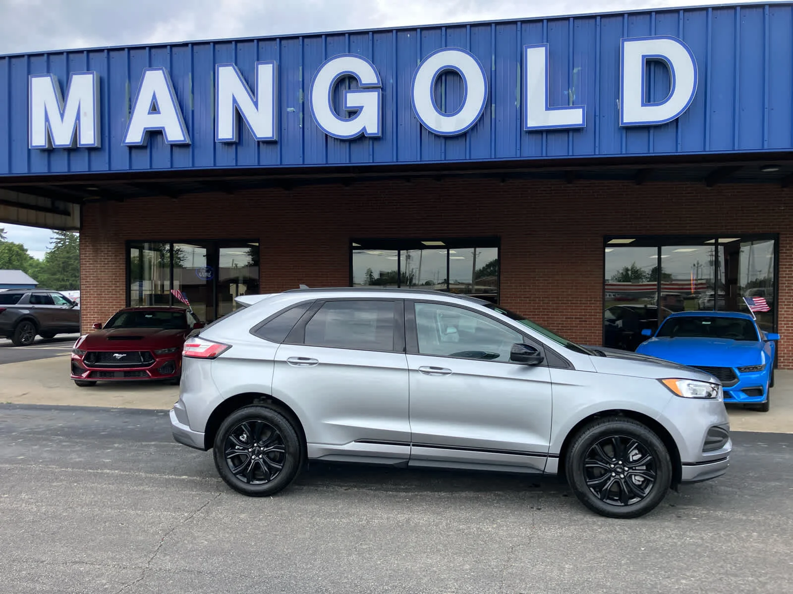New 2023 Iconic Silver Metallic Ford SE image 21