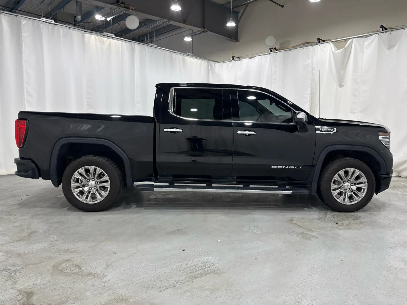Used 2023 ONYX BLACK GMC Denali image 5
