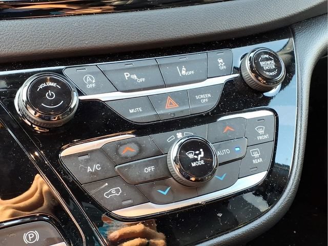 Used 2025  Chrysler Select image 11