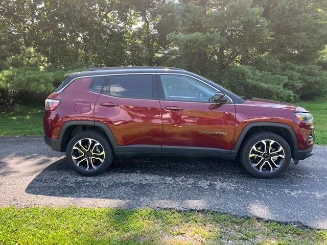 Used 2022 Velvet Jeep Limited image 2
