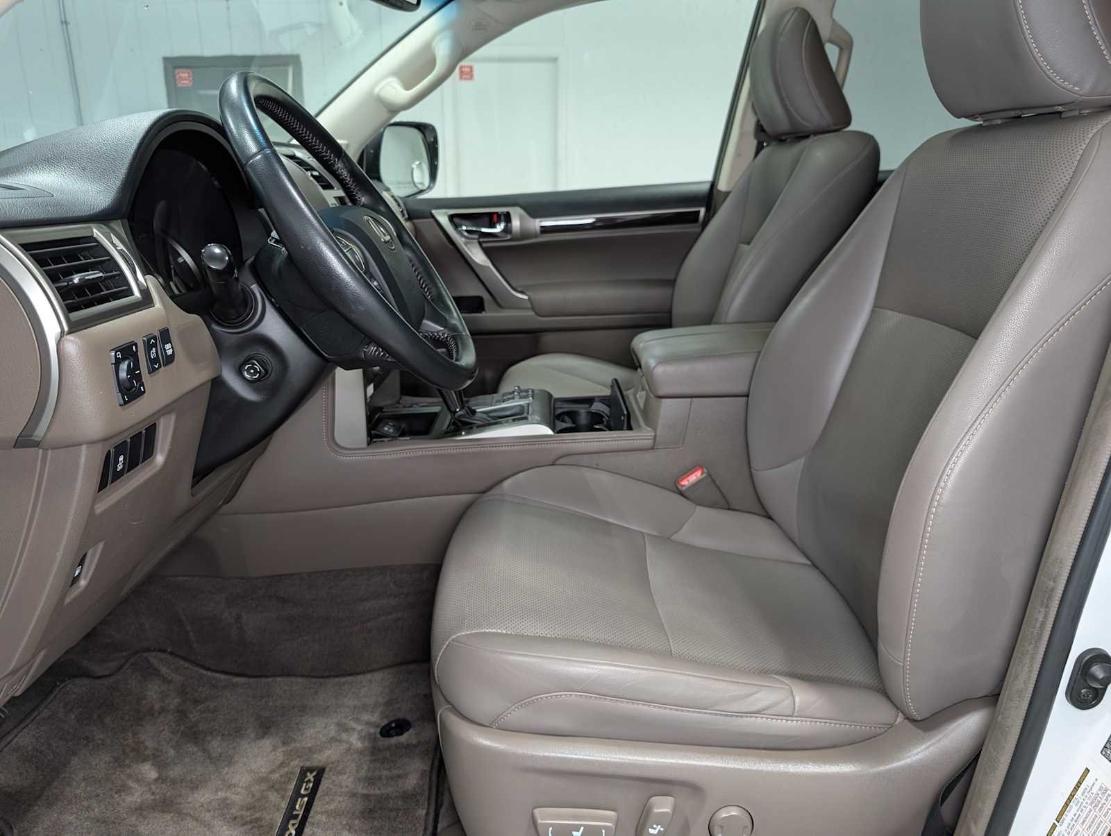 Used 2018 Starfire Pearl Lexus  image 4