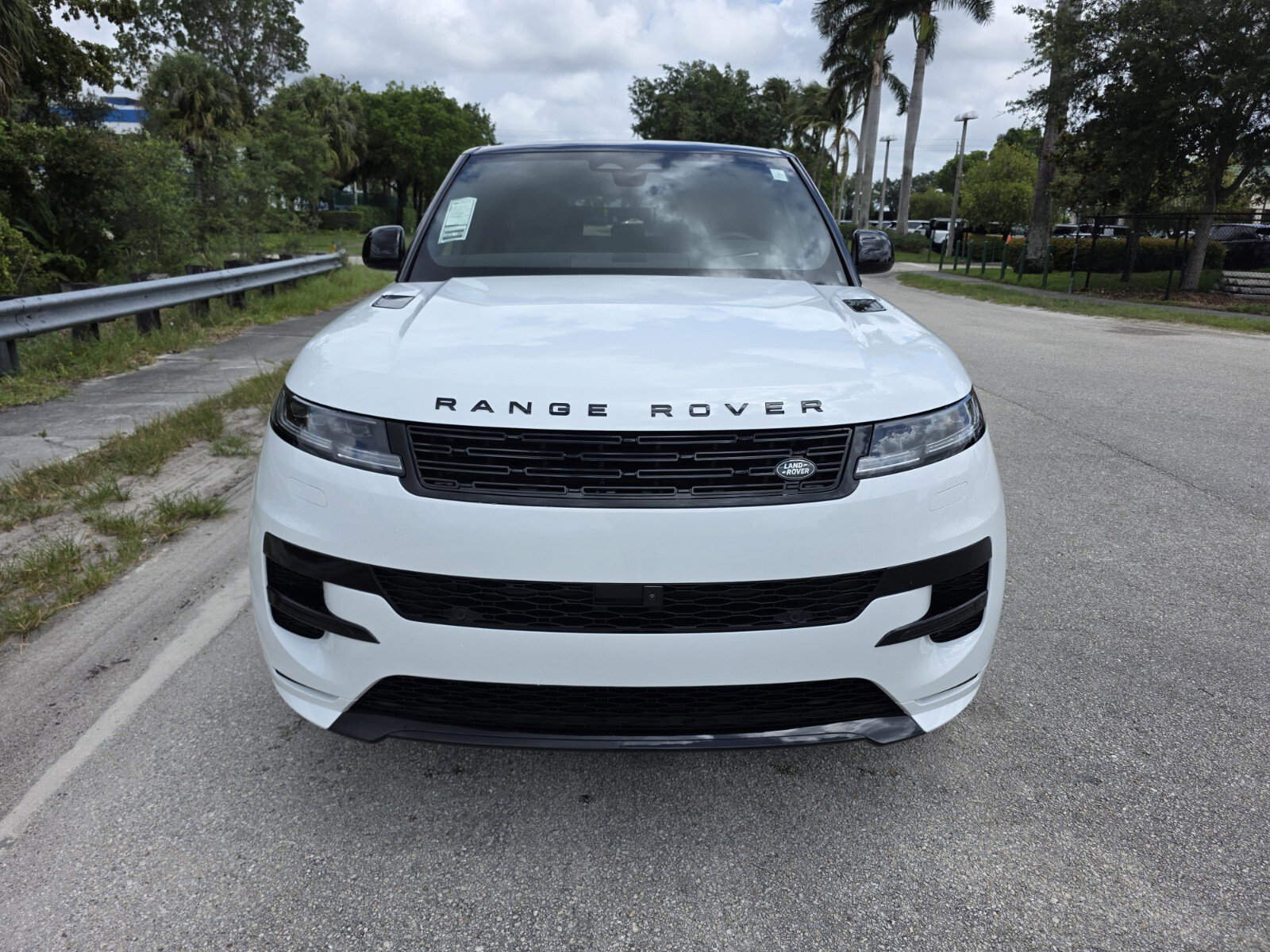 New 2026 Fuji White Land Rover P400 Dynamic SE image 8