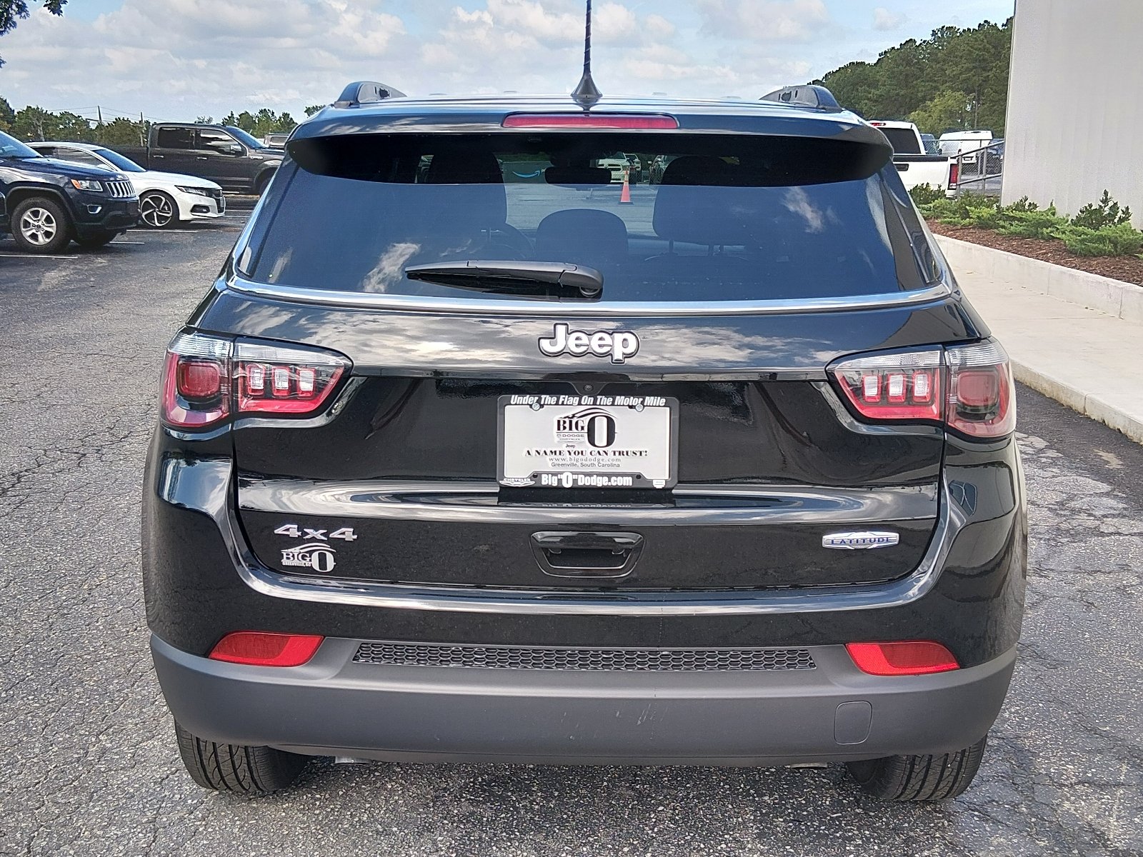 Used 2026 Diamond Black Crystal Pearl Coat Jeep Latitude image 4