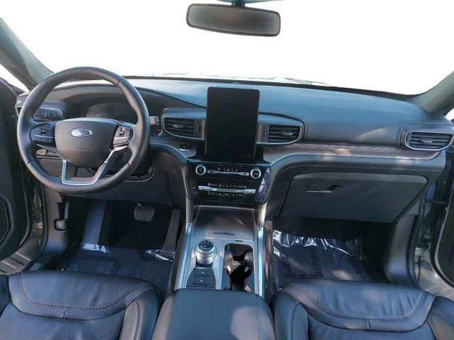 Used 2022 Silver Ford Platinum image 9