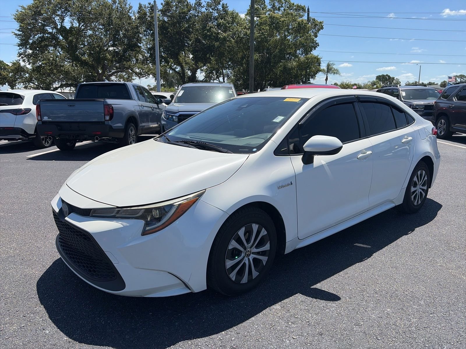 Used 2020 White Toyota LE image 3