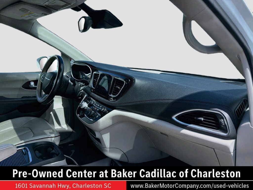 Used 2018 White Chrysler Limited image 31