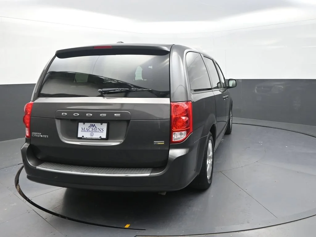 Used 2018 Gray Dodge SE image 9