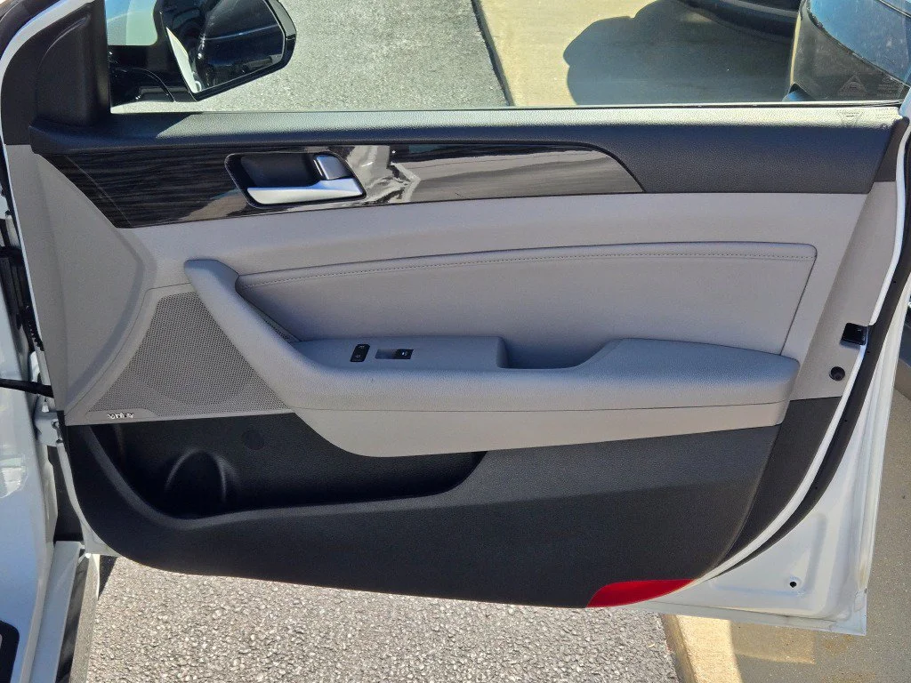 Used 2016 White Hyundai Limited image 4