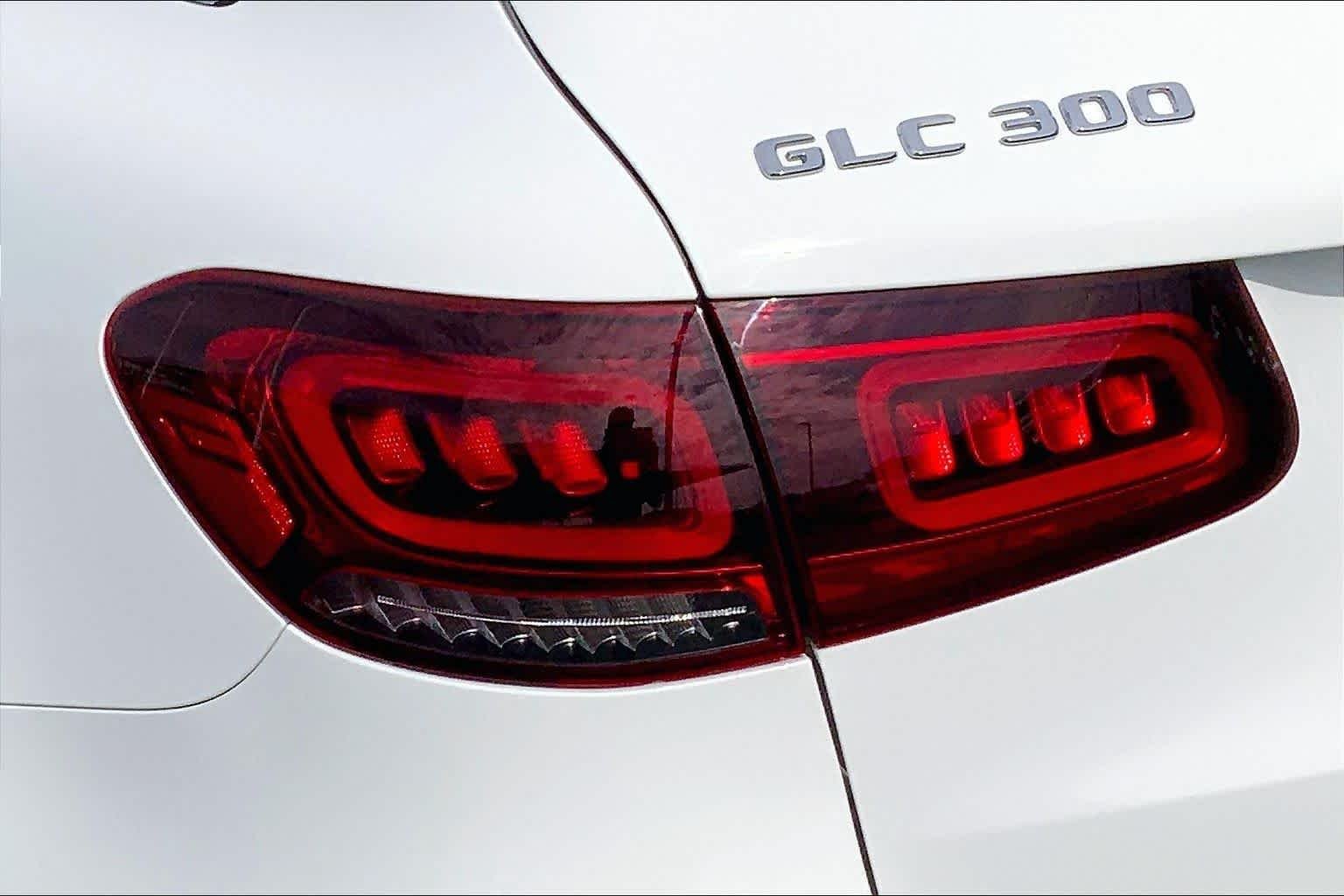 Used 2020 designo Diamond White Metallic Mercedes-Benz GLC 300 image 29