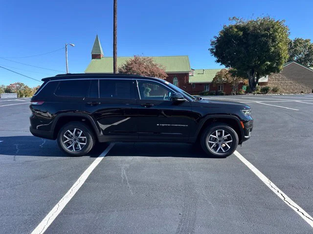 New 2027 High-Gloss Black Paint Jeep Laredo X image 8