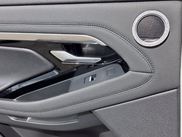 Used 2020  Land Rover R-Dynamic SE image 11