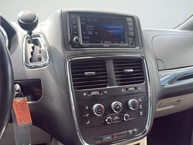 Used 2019 White Dodge SXT image 19