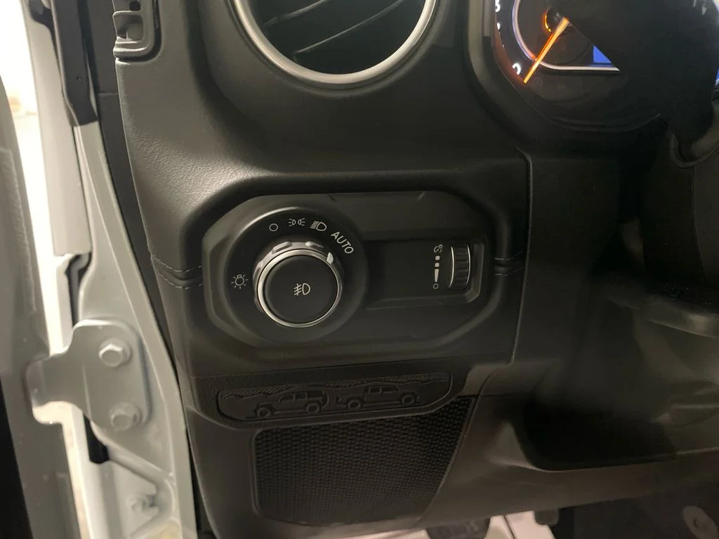 New 2026 Bright White Clear-Coat Exterior Paint Jeep Sahara image 18
