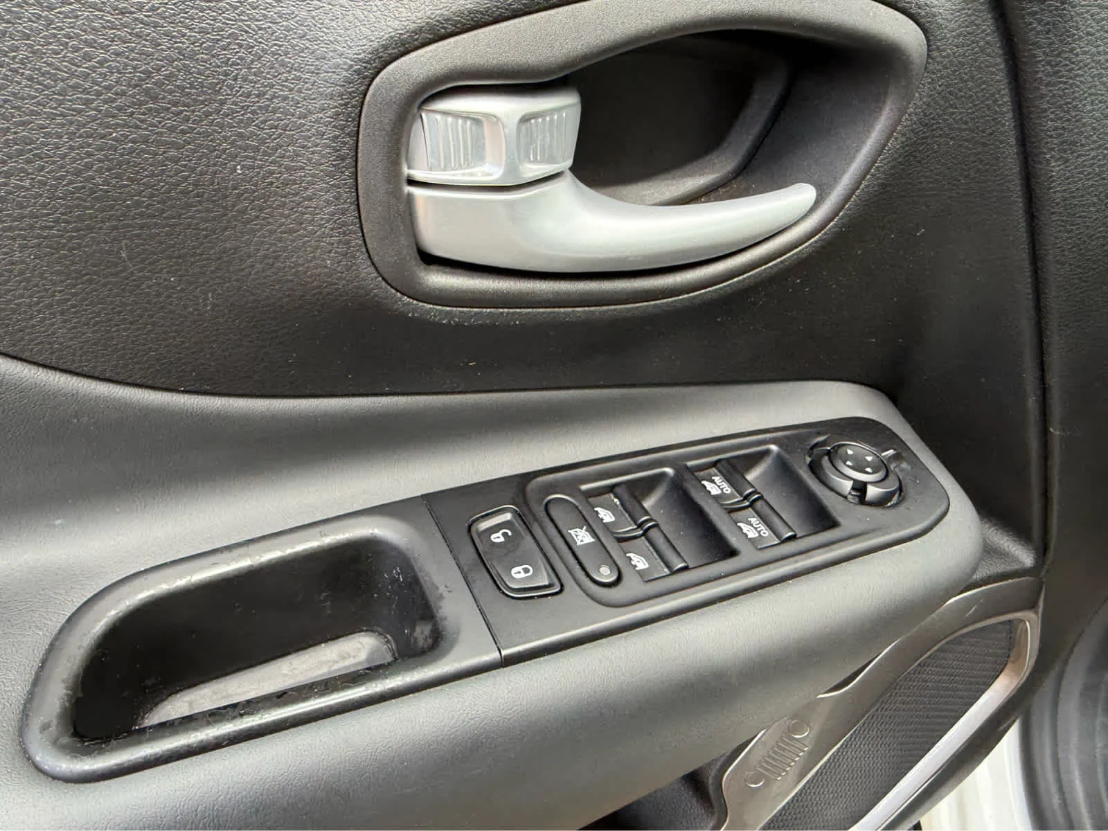 Used 2023 Alpine White Clearcoat Jeep Latitude image 14