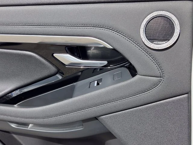 Used 2020  Land Rover R-Dynamic SE image 11