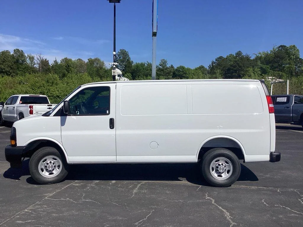 New 2026 Summit White Chevrolet WT image 7