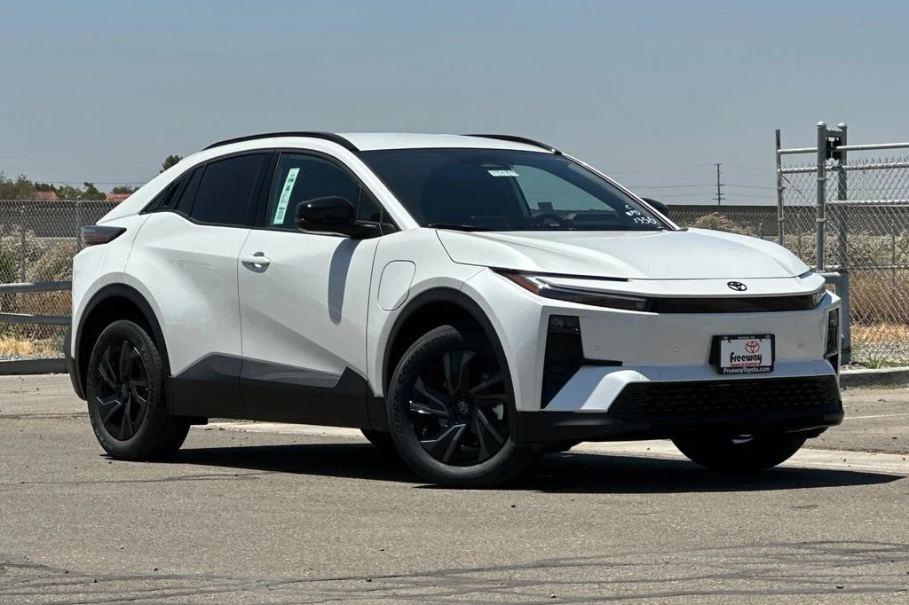 New 2026 Wind Chill Pearl Toyota SE image 2