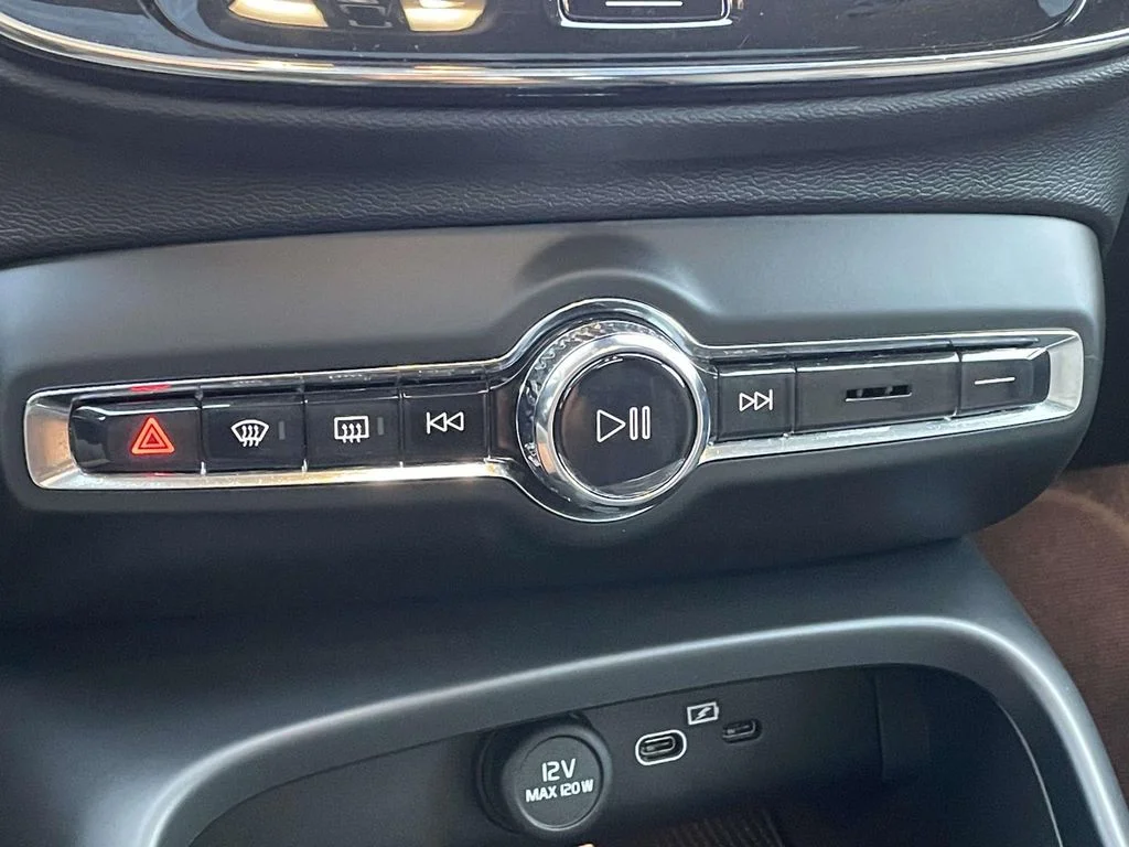 2025 Volvo XC40 Core - Photo 18