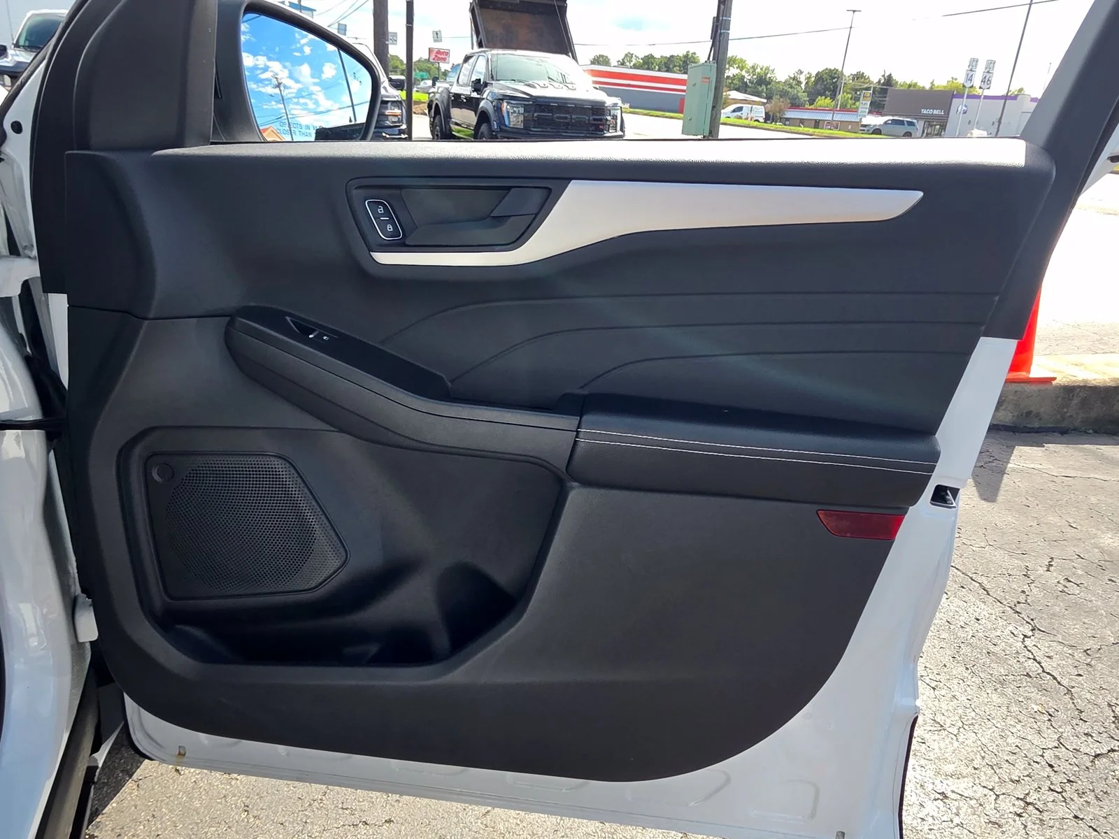 Used 2022 Oxford White Ford SE image 33