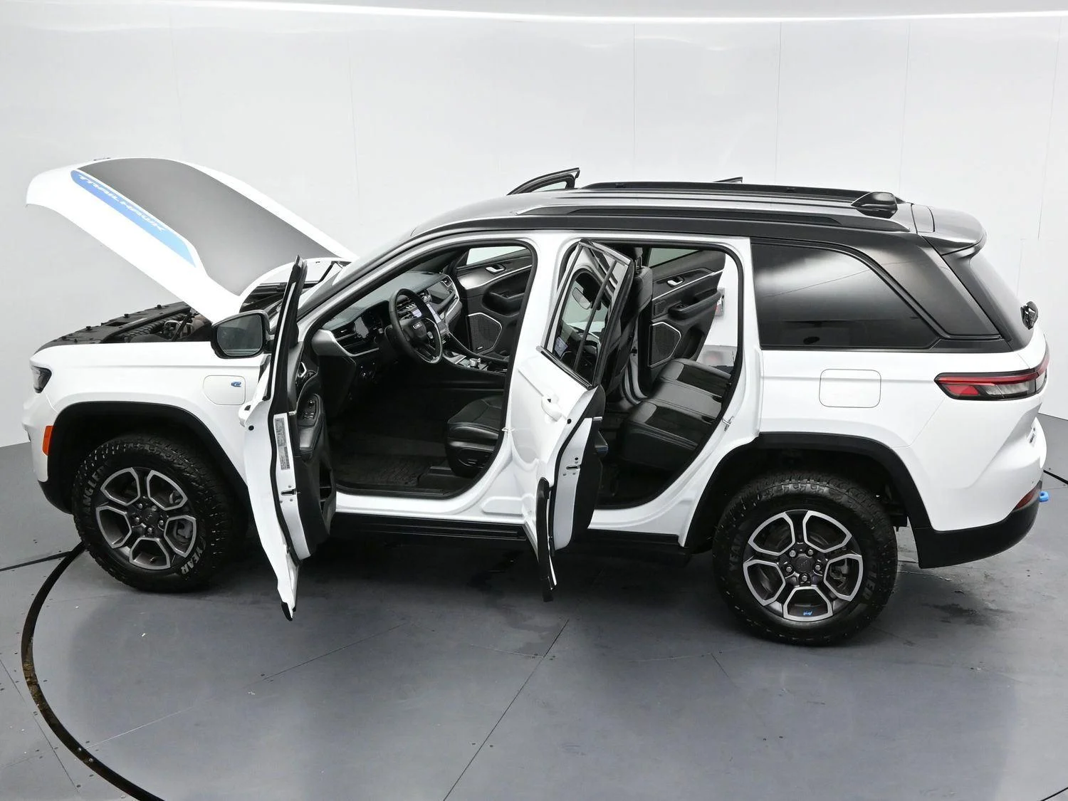 Used 2022 Bright White Clearcoat Jeep Trailhawk image 43