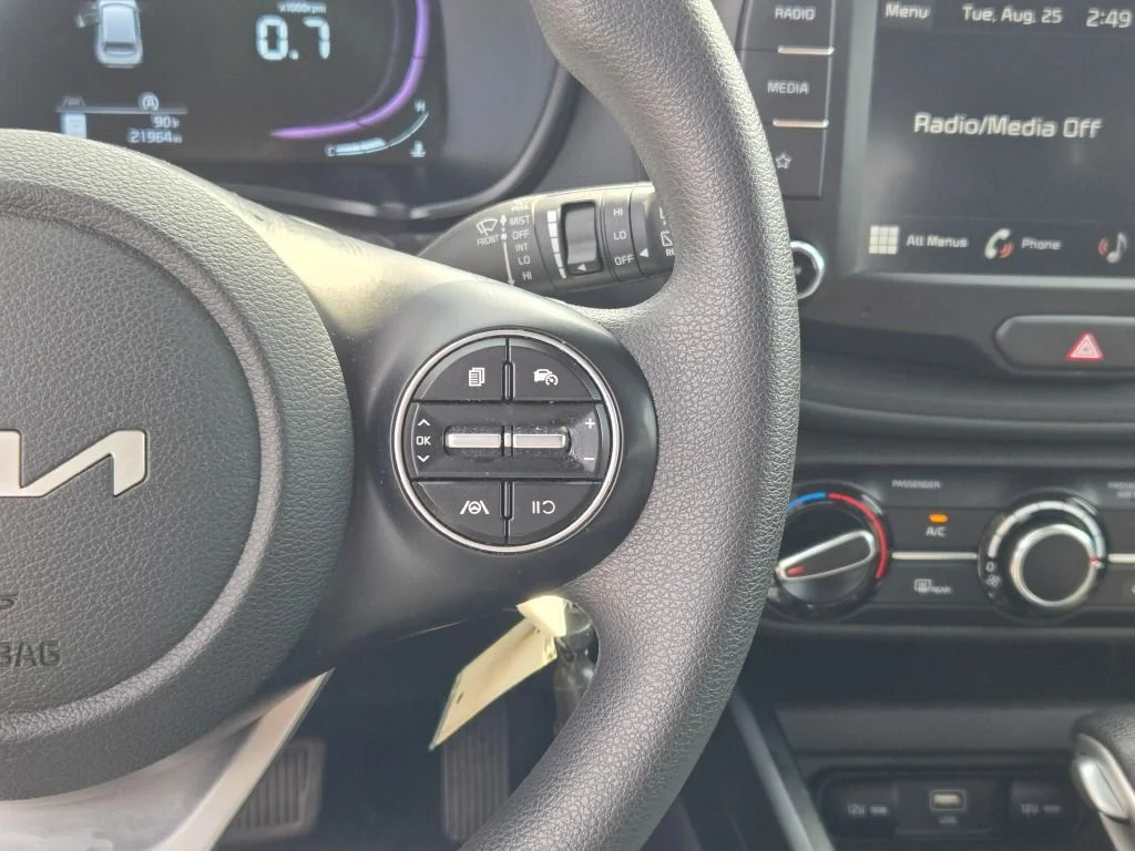 Used 2025 Snow White Pearl Kia LX image 28