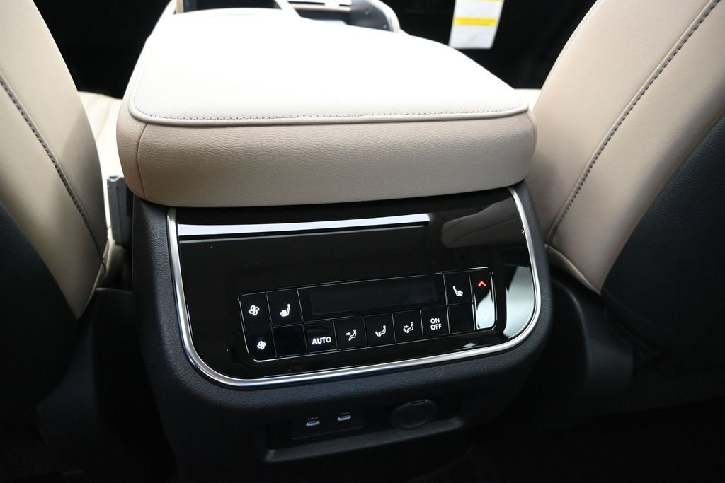 New 2026 RADIANT WHITE INFINITI Pure 2WD image 19