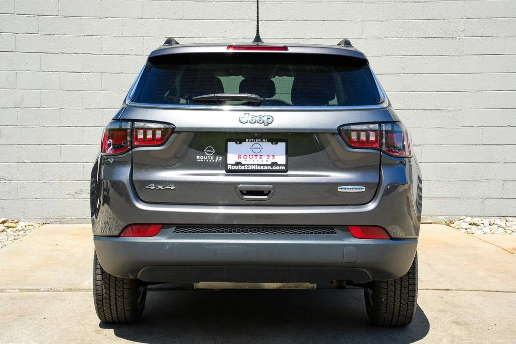 Used 2022 Gray Jeep Latitude image 6