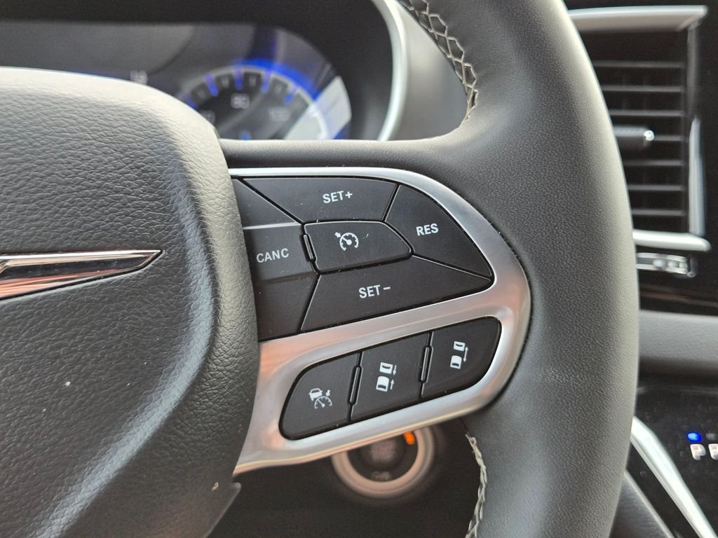 Used 2025 Diamond Black Crystal Pearlcoat Chrysler Select image 29