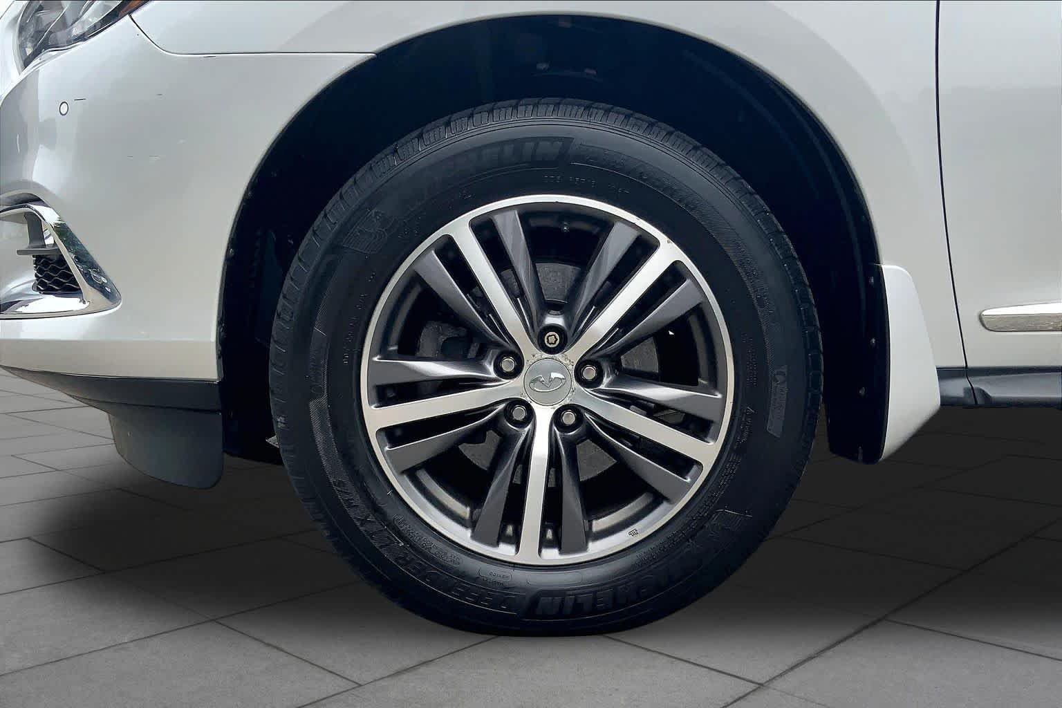 Used 2019 Liquid Platinum INFINITI LUXE image 11