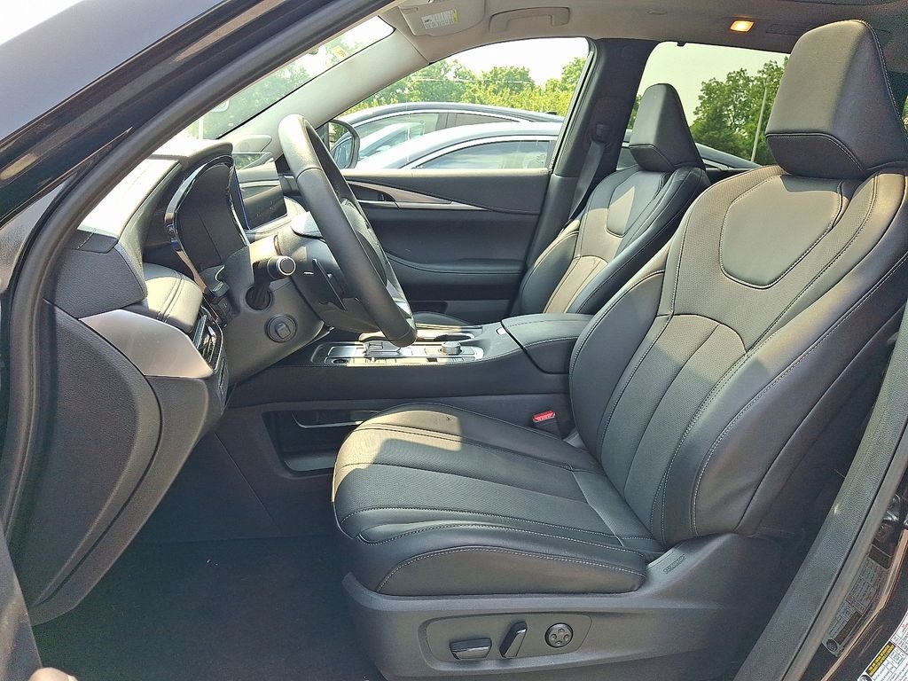Used 2026 Black INFINITI LUXE image 8