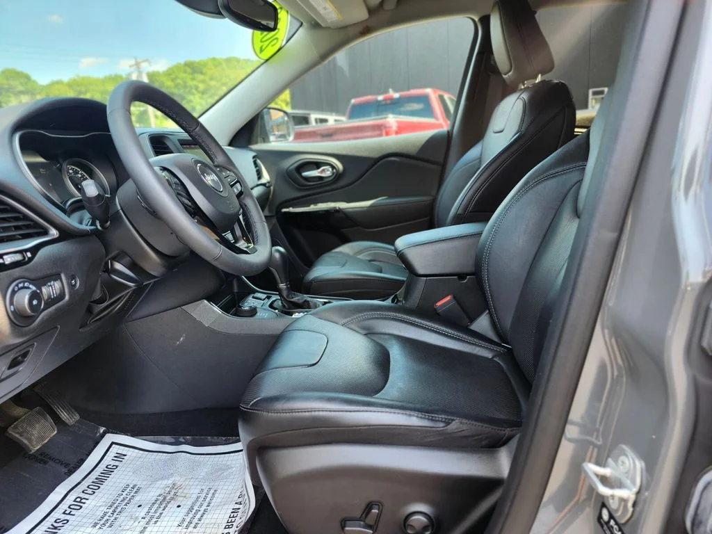 Used 2023 Gray Jeep Altitude image 18