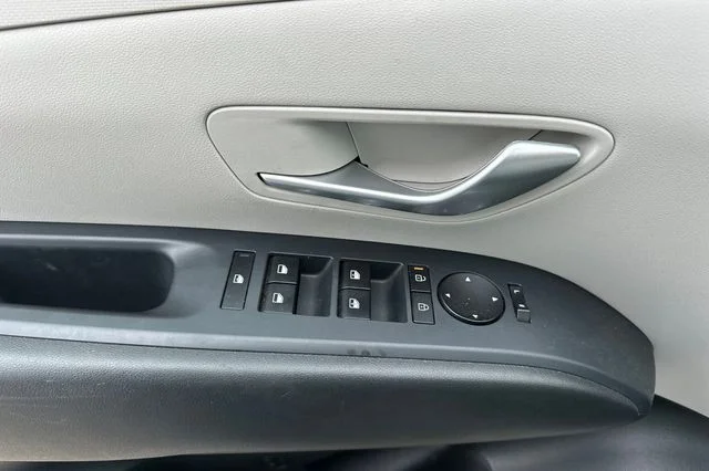 Used 2025 White Pearl Hyundai SEL image 12