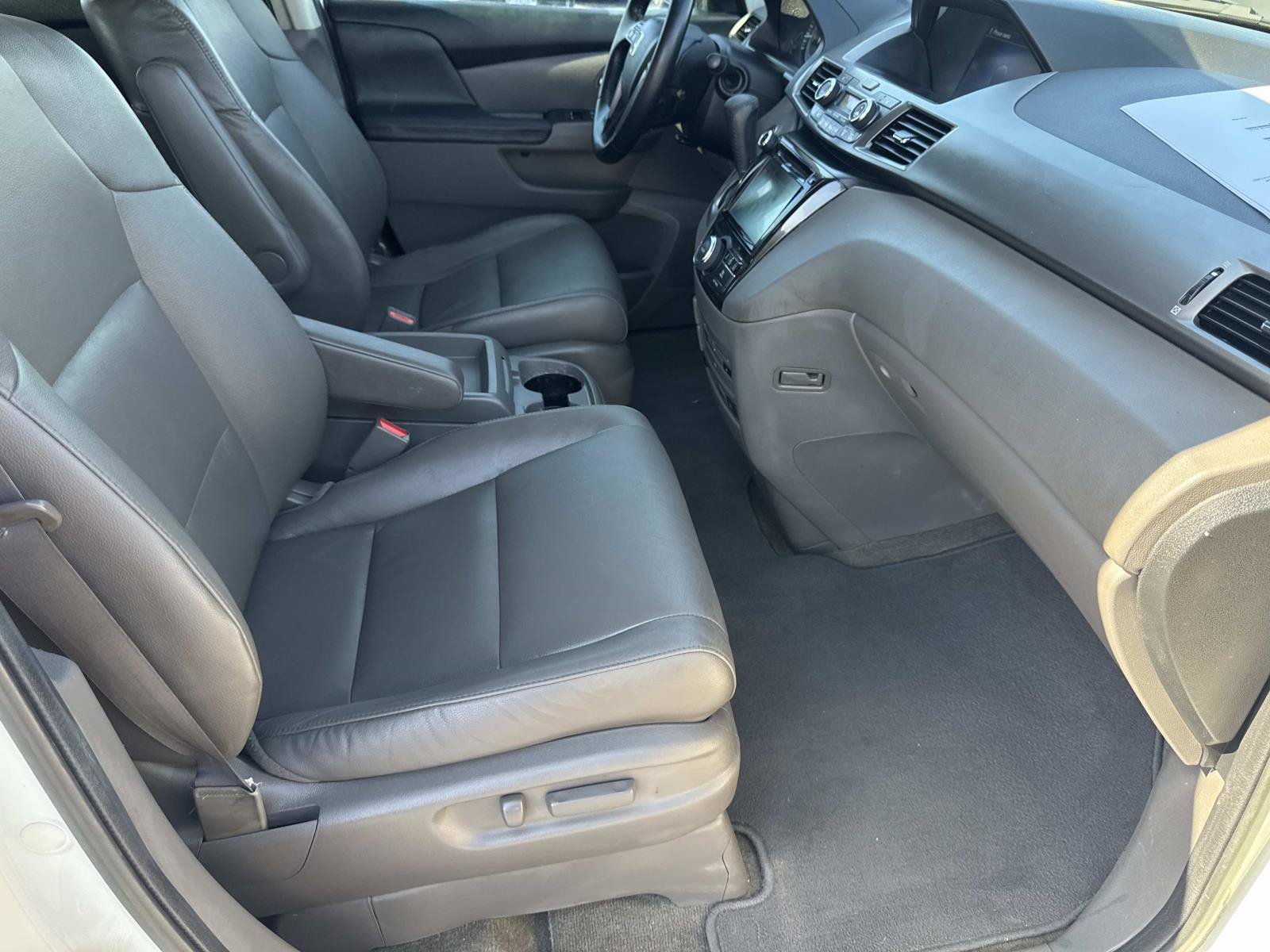 Used 2015 White Diamond Pearl Honda  image 31