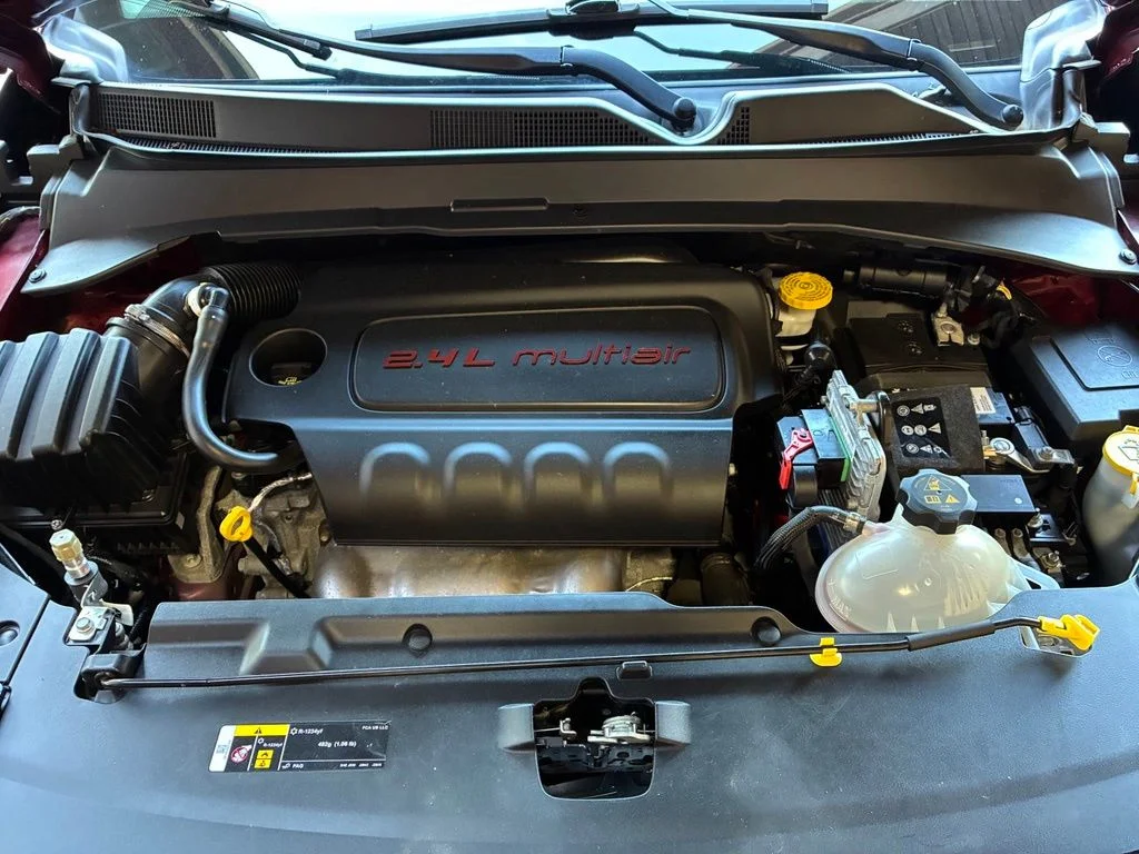 Used 2022 Red Jeep Latitude image 39