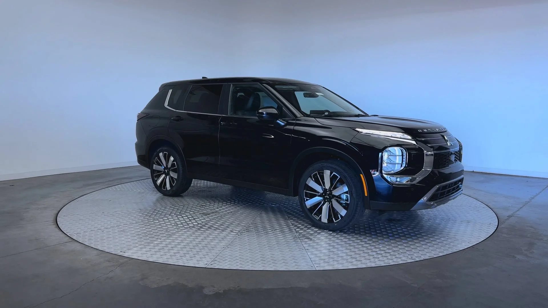 New 2026 Labrador Black Pearl Mitsubishi SE image 2
