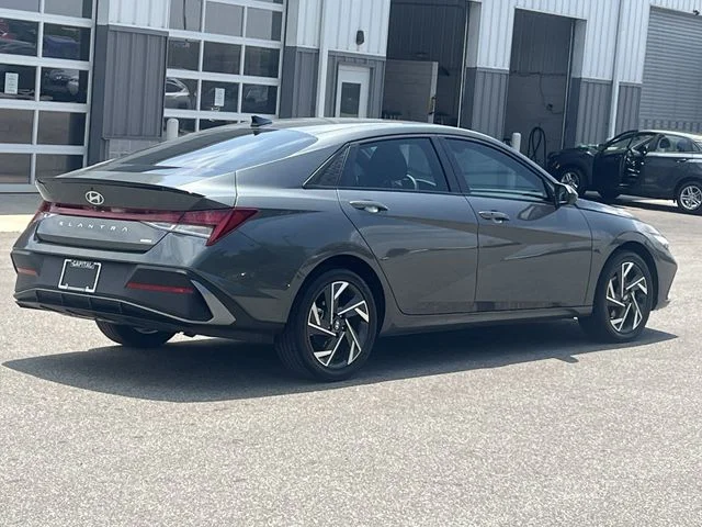 Used 2025 Gray Hyundai SEL Sport image 13