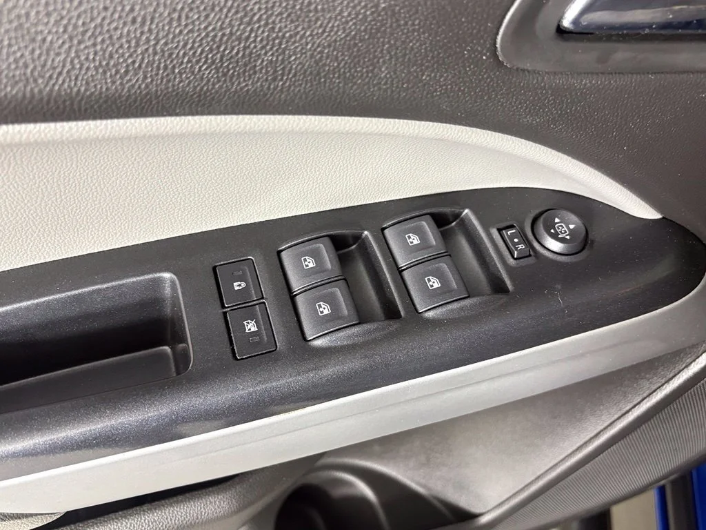 Used 2018 KINETIC BLUE METALLIC Chevrolet 2WD LT image 17