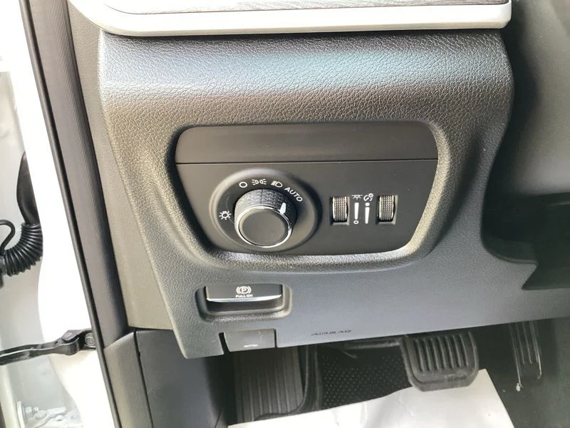 New 2026 Bright White Clearcoat Jeep Laredo Altitude image 30