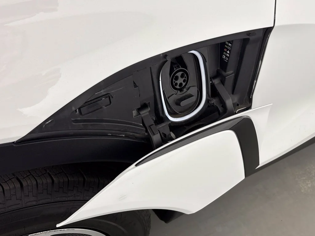 Used 2024 Summit White Chevrolet LT image 17