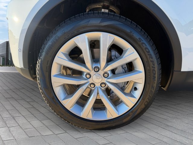 New 2026 Fuji White Land Rover S image 9