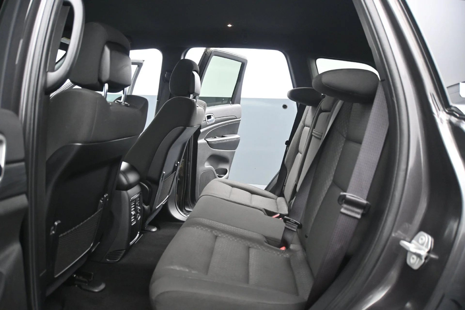 Used 2020 Granite Crystal Metallic Clearcoat Jeep Laredo E image 17