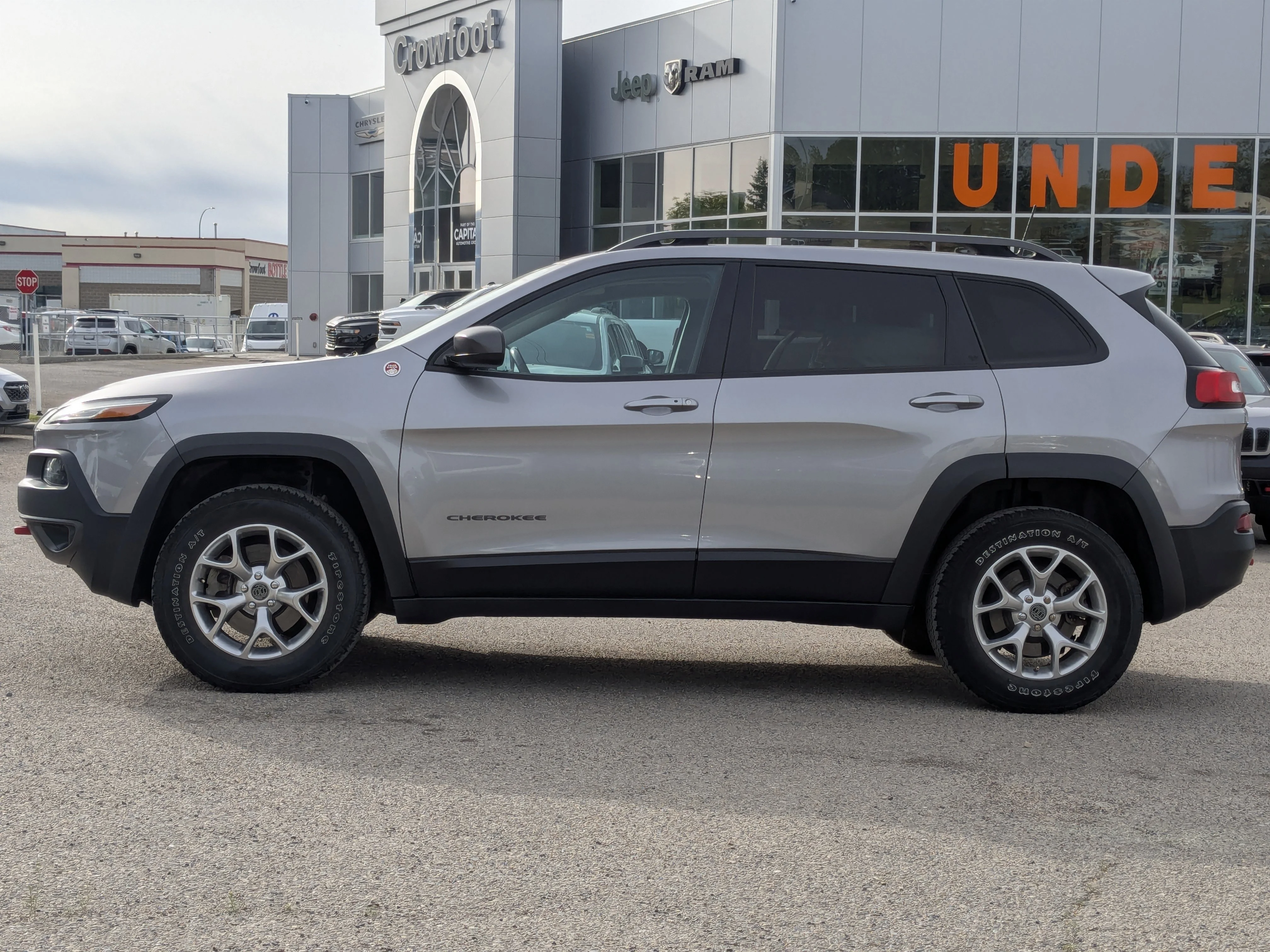 Used 2018 Grey Jeep Trailhawk - Cold Weather Pkg - Comfort Grp - Command View Sunroof - Napa Leather & More image 5