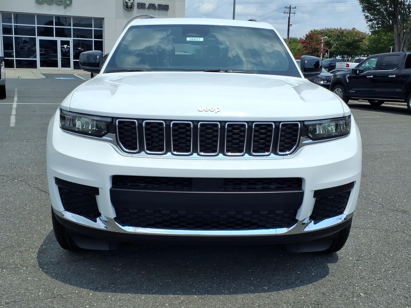 New 2026 Bright White Clear-Coat Exterior Paint Jeep Laredo X image 12